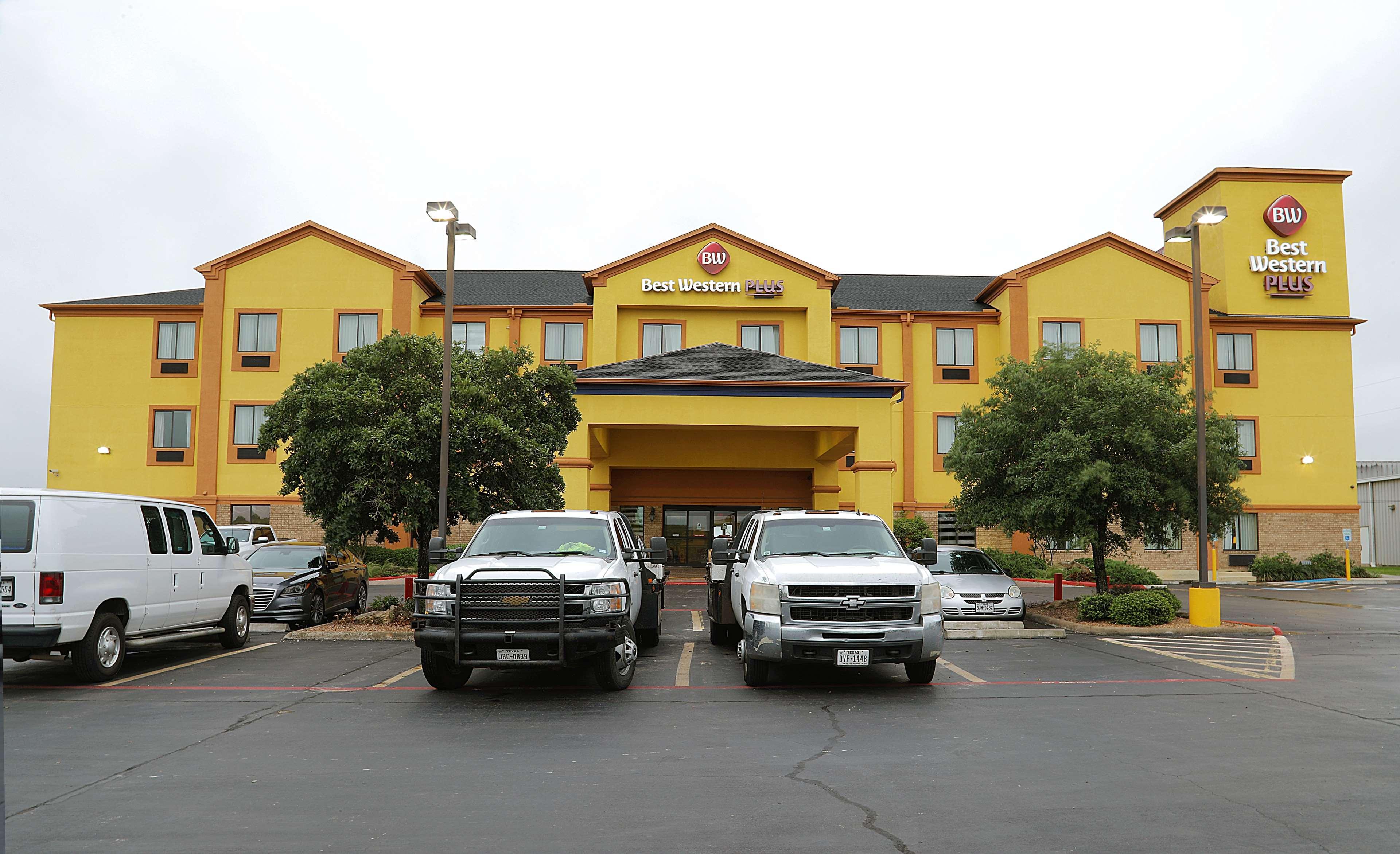 Best Western Plus Schulenburg Inn & Suites Bagian luar foto
