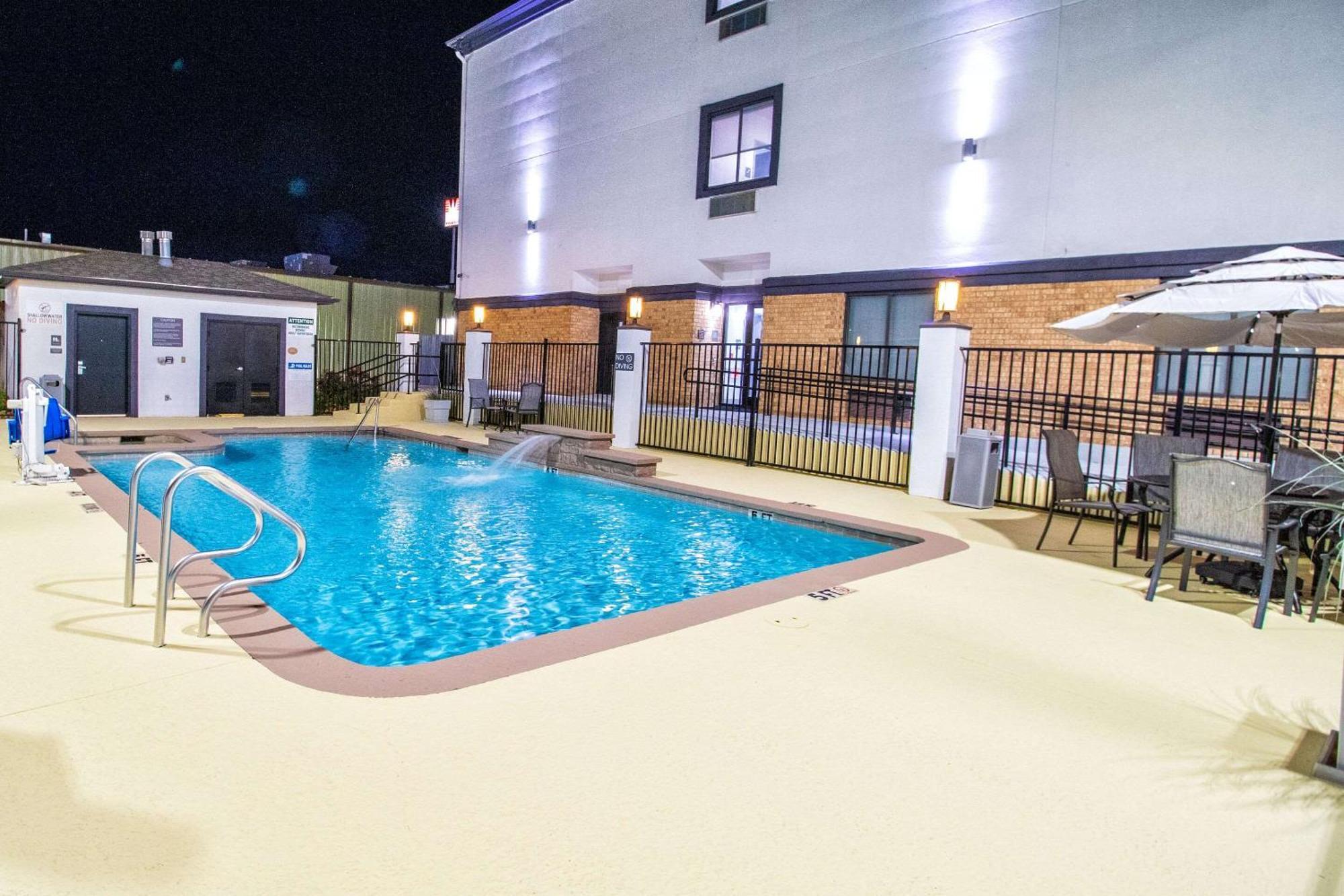 Best Western Plus Schulenburg Inn & Suites Bagian luar foto
