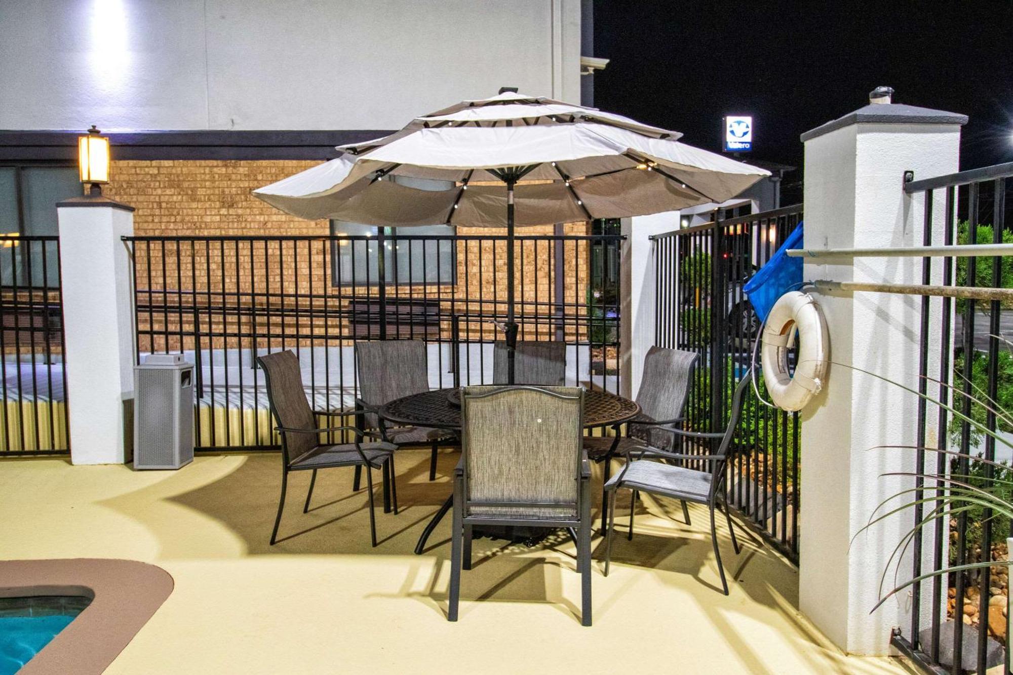 Best Western Plus Schulenburg Inn & Suites Bagian luar foto