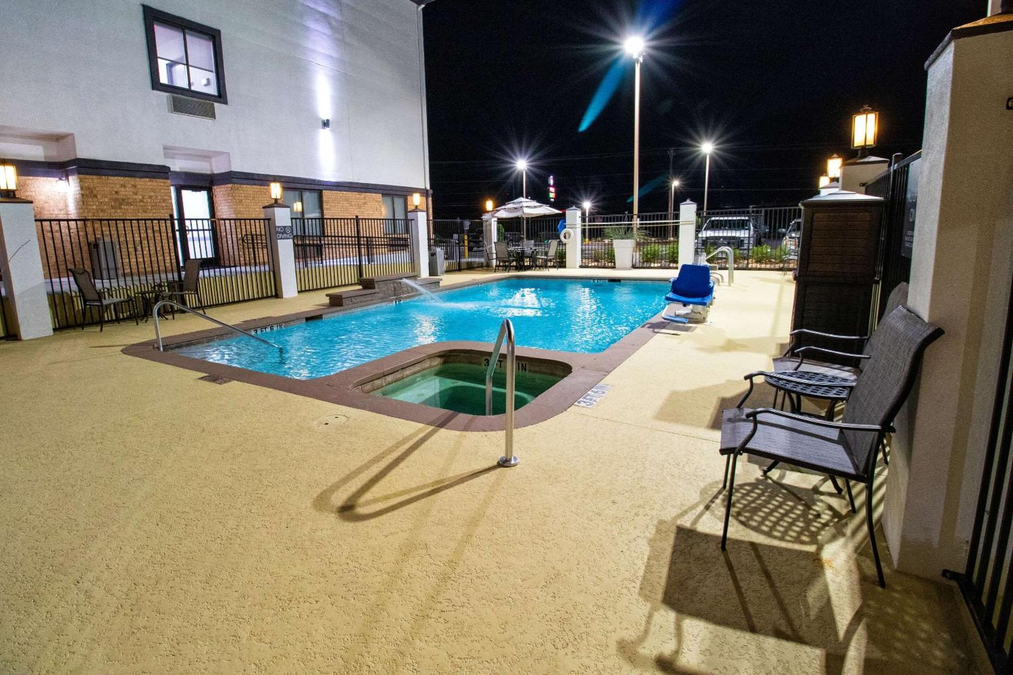 Best Western Plus Schulenburg Inn & Suites Bagian luar foto